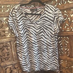 Tahari Black and White Zebra Pattern V-Neck Tee